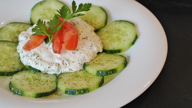 Jak przygotować domowy sos tzatziki, który zachwyci smakiem i świeżością?