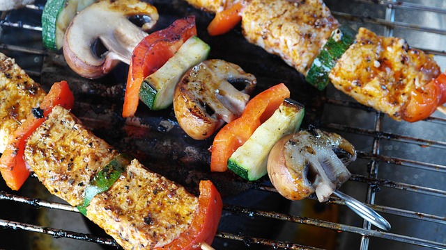 Grillowanie w deszczu: Jak cieszyć się smakiem nawet w trudnych warunkach